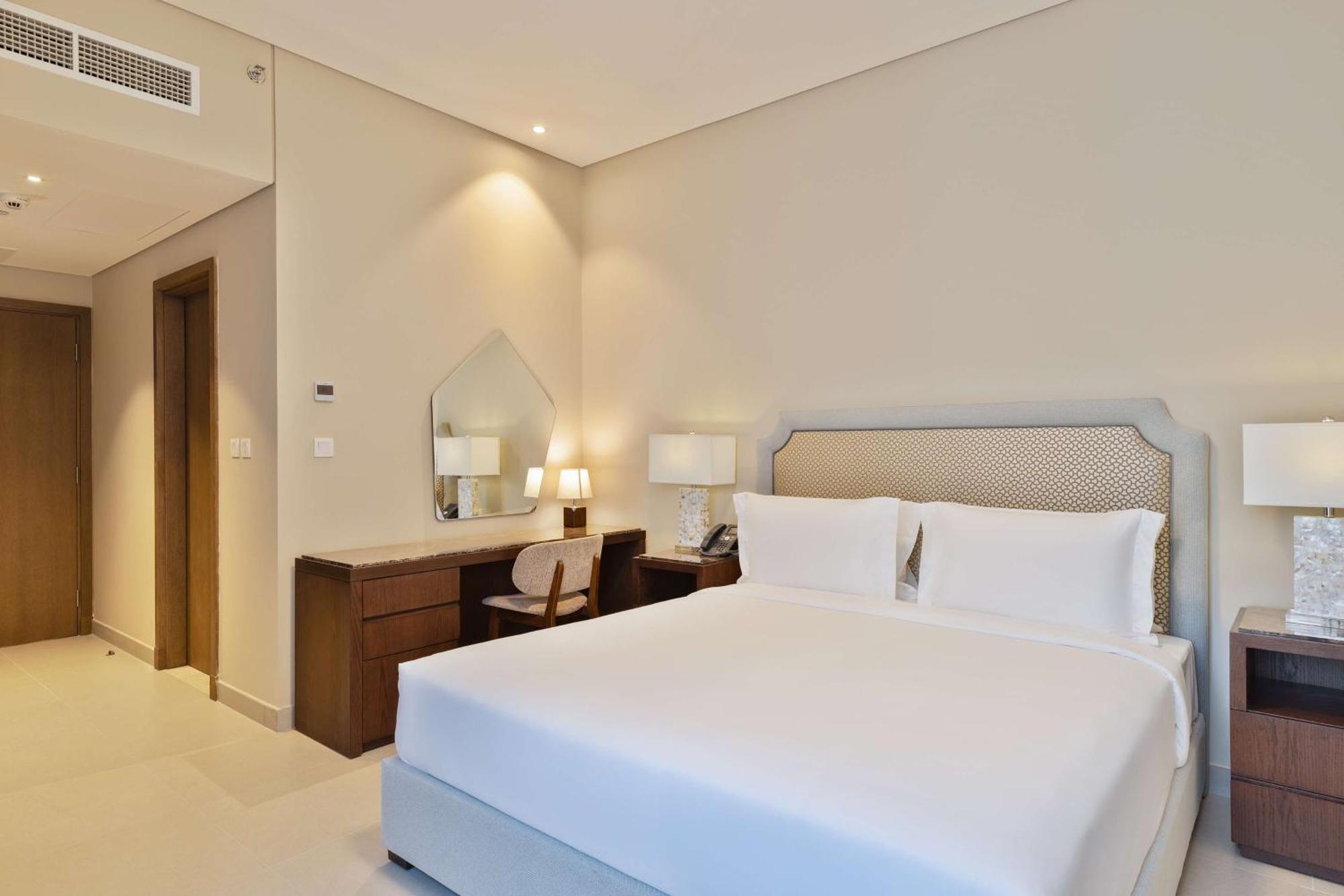 Hotel Doubletree By Hilton Doha Downtown Extérieur photo A bedroom at the hotel