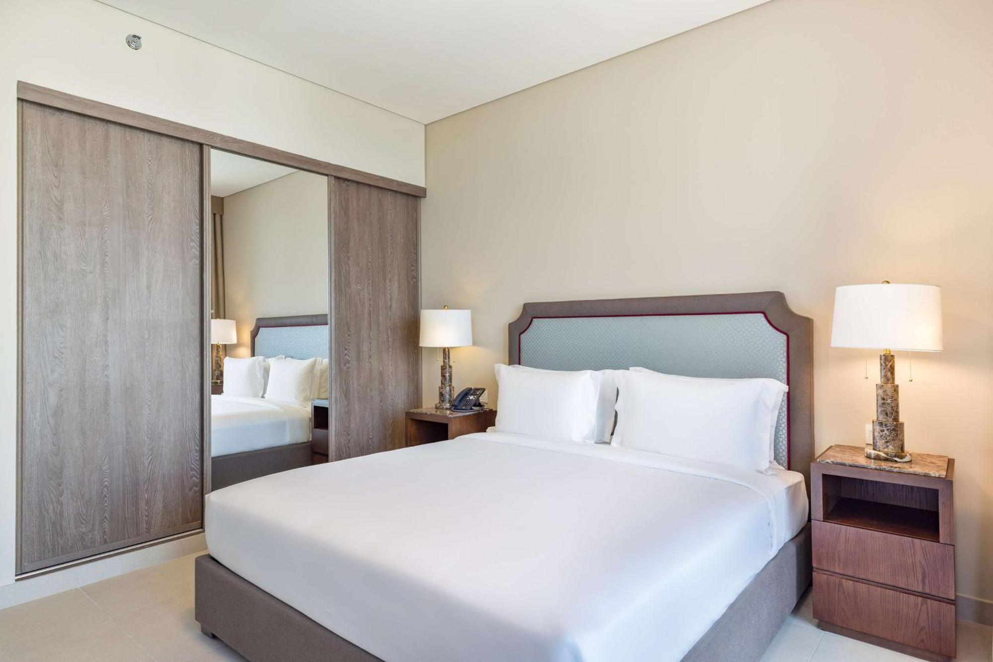 Hotel Doubletree By Hilton Doha Downtown Extérieur photo A bedroom at the hotel