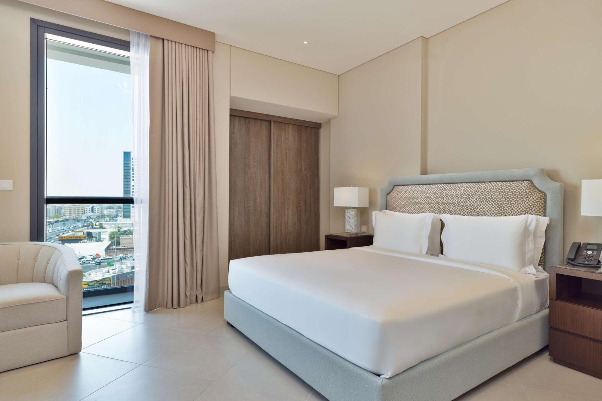 Hotel Doubletree By Hilton Doha Downtown Extérieur photo A bedroom at the hotel