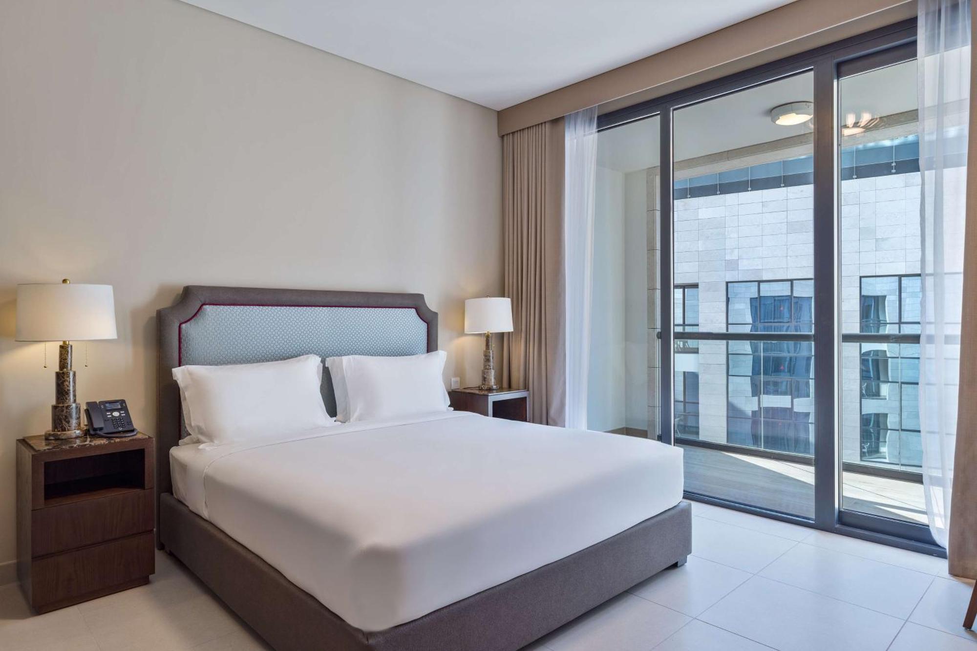 Hotel Doubletree By Hilton Doha Downtown Extérieur photo A bedroom at the hotel