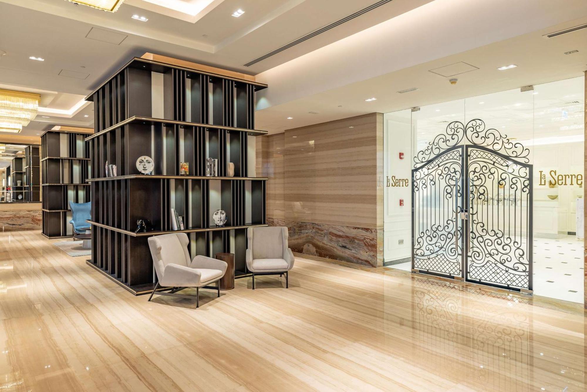 Hotel Doubletree By Hilton Doha Downtown Extérieur photo Entrance to the hotel
